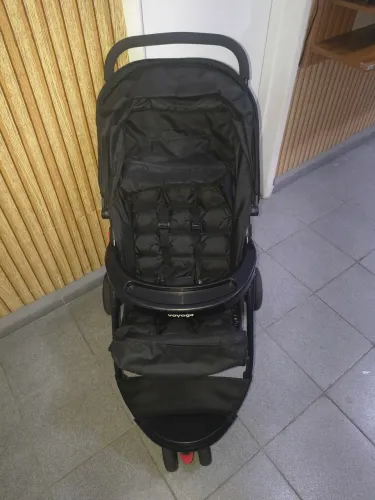 Vendo Semi-novo Carrinho Voyage 3 rodas na cor Preta.