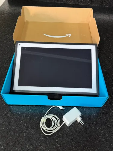 Echo Show 15 (1ª geração) é um smart display da Amazon, tela Full HD de 15,6 polegadas.