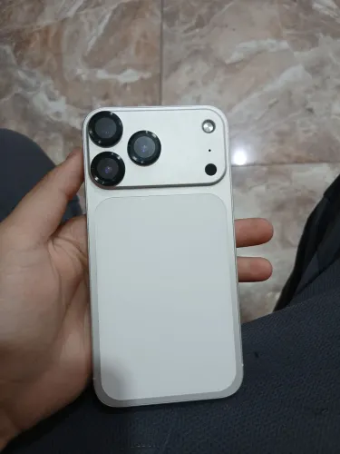 Iphone 11 com a carcaça do 17 pro prata !