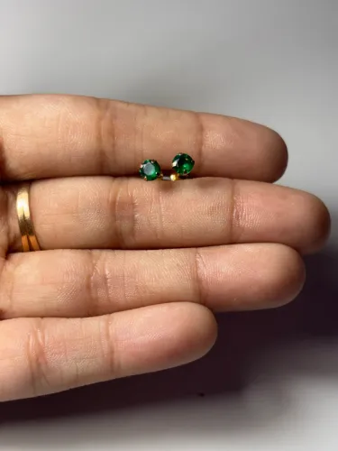 Par de brincos pequenos pedrinha verde ouro 