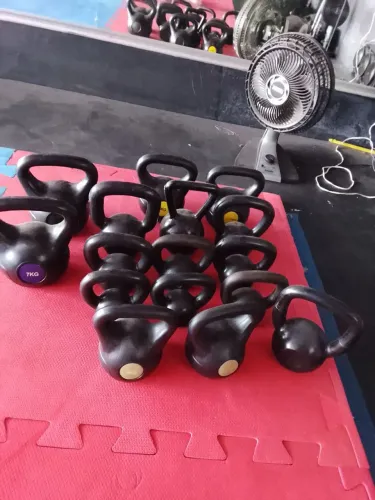 Vendo jogo de halteres Kiblebel..pares de 10 kg 2 pores de 6kg, 1 par de 7 kg. Um por de 4