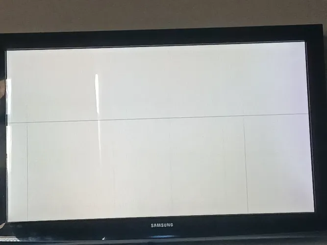 TV Samsung Plasma 42? PL42A450P1 - retirada das peças<br> (com detalhe na tela)