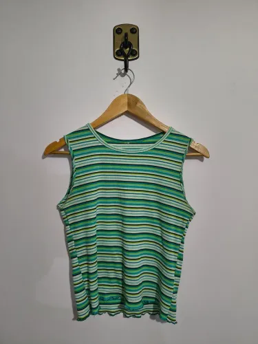 Blusa Listrada em Tons Verdes