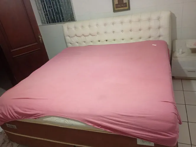 Cama King conservada 2 MT largura 2 MT de comprimento altura 70 colchão em bom estado 