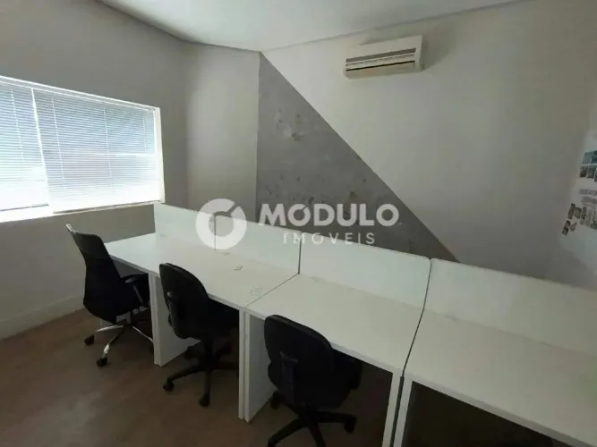 Casa comercial disponível para locação no bairro Fundinho.
