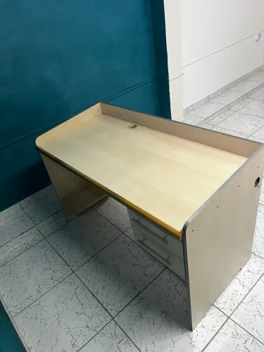 Mesa com duas gavetas e suporte para cpu