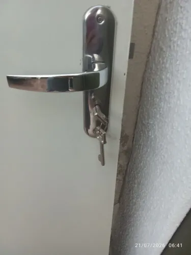 Porta de madeira com fechadura e chaves , pequenos detalhes em baixo 150 a unidade 