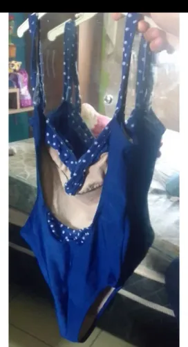 Maiô azul com bolinhas branco