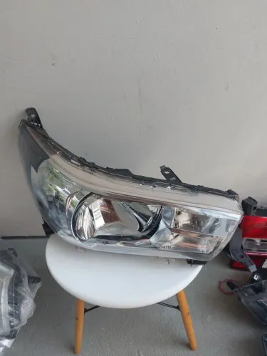 Farol direito Toyota Hilux srv 2016 2017 2018 2019 sem LED original recuperado 