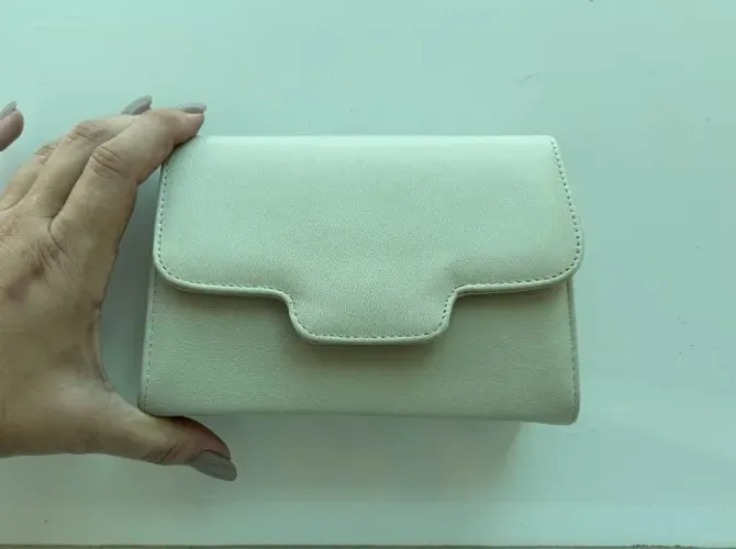 Bolsa de ombro, em couro estilo retro, na cor off white a nude.