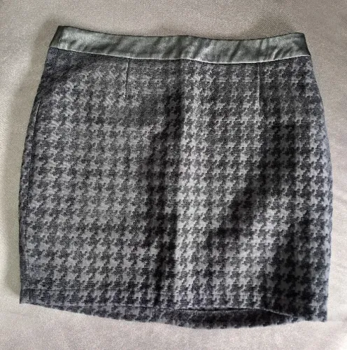 Saia preta estampa pied poule com detalhe em courino