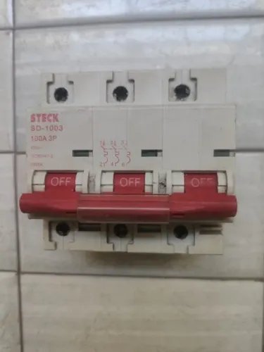 Disjuntor trifásico 100A