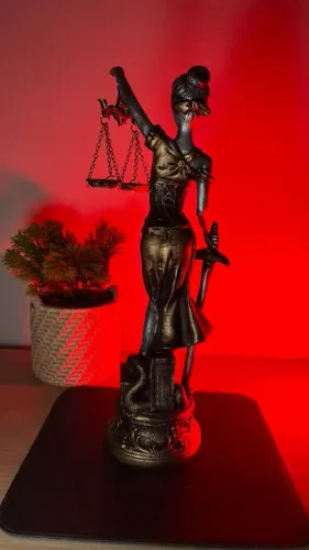 Estátua Deusa Temis 29cm - Deusa da Justiça - em resina - pintada a mão