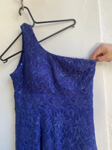 Vestido de festa azul rendado com paetê