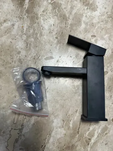 Torneira Banheiro Reta Baixa Monocomando Misturador Quente e Frio Preto