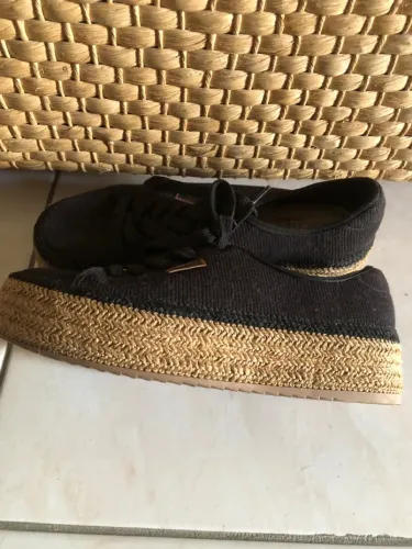 Tênis Casual Preto com Sola de Palha