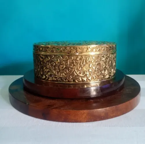 Antigo caixa / porta joias oval confeccionada em metal e ornamentação elevada