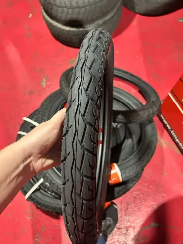 Pneu de moto dianteiro Levorin matrix 80/100/18 (uso sem câmara de ar)