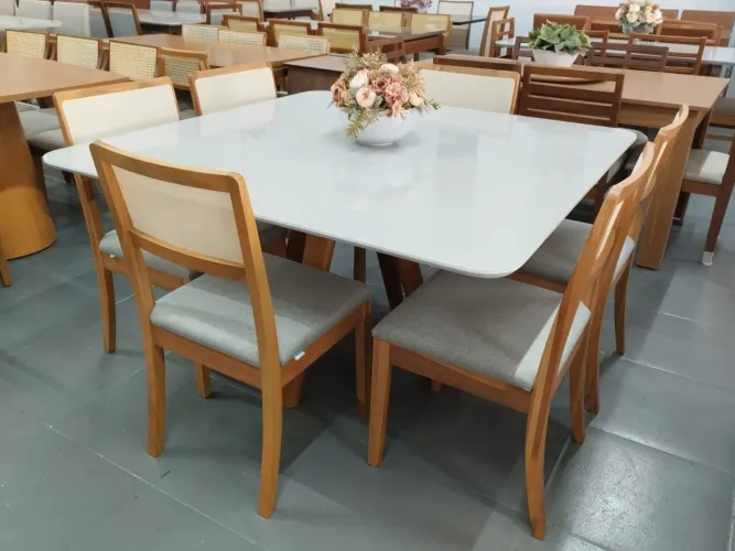 Mesa completa com cadeiras de madeira maciça a pronta entrega