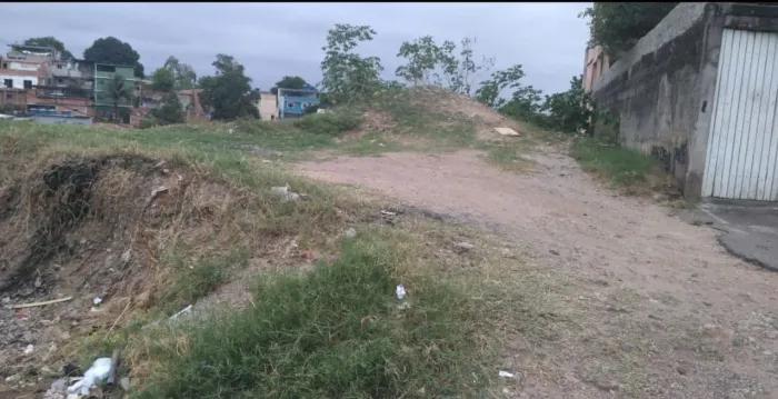 Ótimo terreno na rua Castro Menezes em Brás de Pina