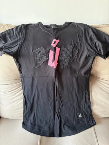 Camiseta BÜH Preta com Detalhes Rosa