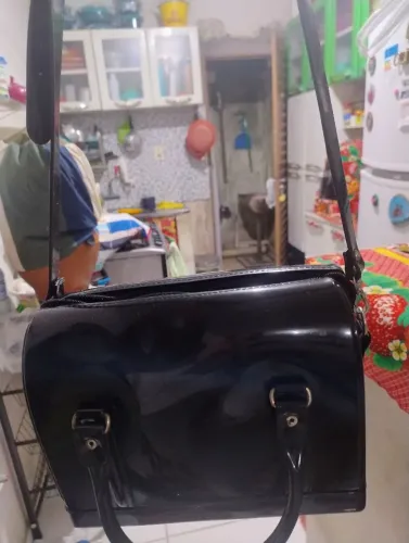 Bolsa preta transversal com alça de mão