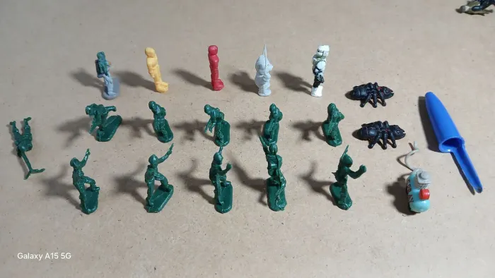 Coleção de miniaturas de soldados, insetos e outros