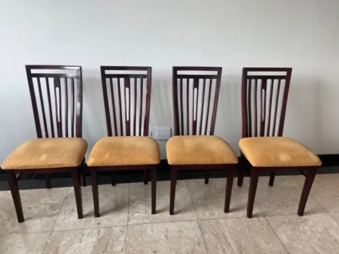 4 cadeiras de jantar em madeira e tecido