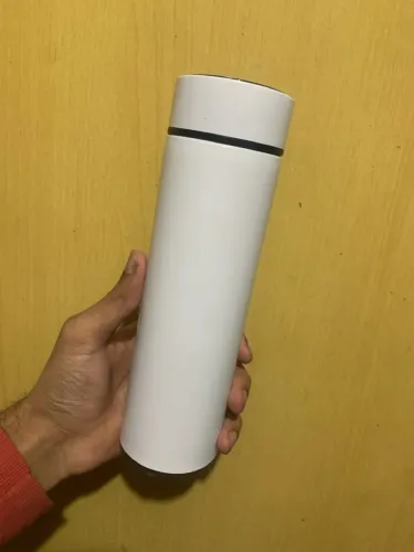 Garrafa térmica branca - ideal para bebidas quentes e frias