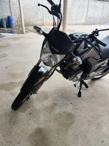 Moto muito nova e conservada