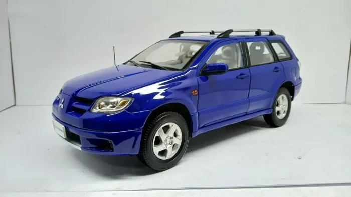 Miniatura Mitsubishi Outlander 2007 1/18
