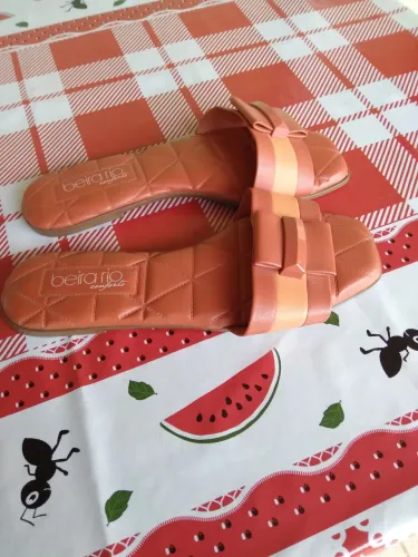 SANDÁLIA SEMI NOVA. VALOR: 40 REAIS PEGA HOJE. 