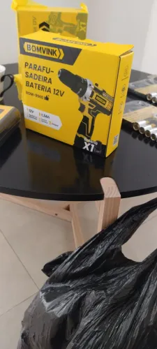 Vendo uma parafusadeira bateria 12 volts