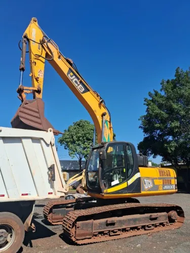 Escavadeira JCB JS200 ano 2008   