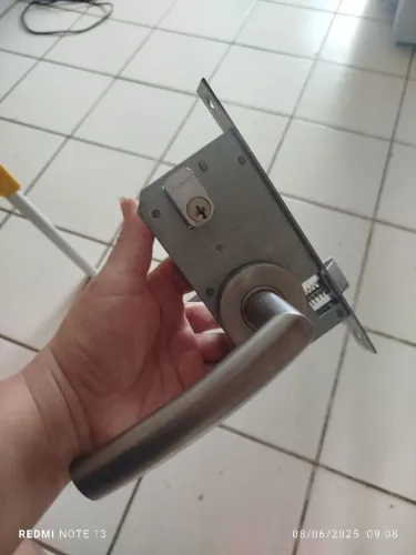 Fechadura para Porta de Aço com Maçaneta