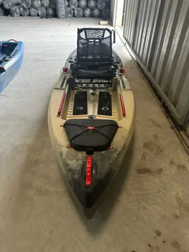 Caiaque de pesca completo em politileano de alta Resistencia, aceita motor