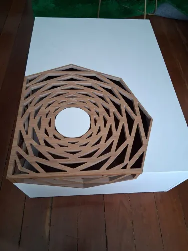 Mesa de centro com detalhes em madeira nova