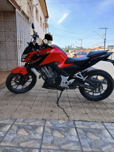 CB Twister 300 F Vermelha com ABS