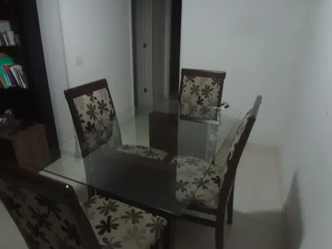 Mesa de Jantar com 04 cadeiras