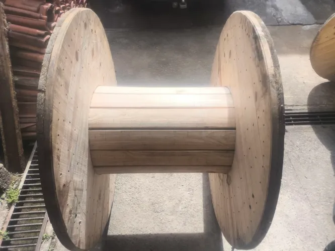 Bobina de madeira para mesa