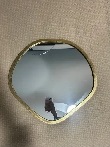 Espelho decorativo com moldura dourada TOK & STOK