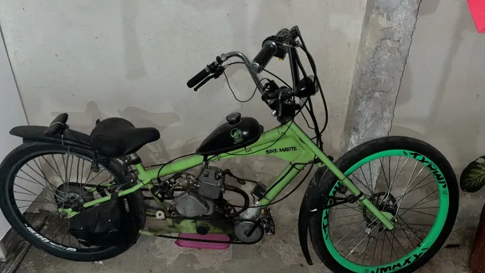 Motorizada 80cc estilo chopper.