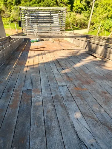 Carroceria de madeira 6 metros. Ano. 2000.