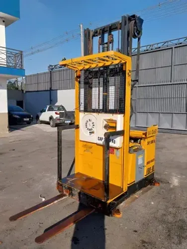 Empilhadeira Toyota separadora  de pedidos