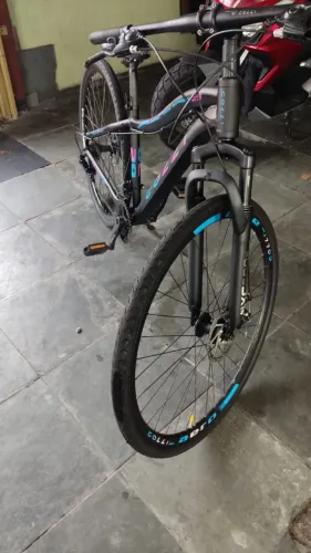 Bicicleta Colli Alumínio 29 foi comprada e foi pouco usada tá tudo novo Valor não abaixa +