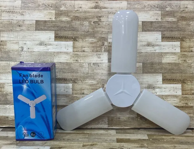 Lâmpada LED com design de ventilador