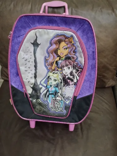 Mochila de rodinhas da Monster High.