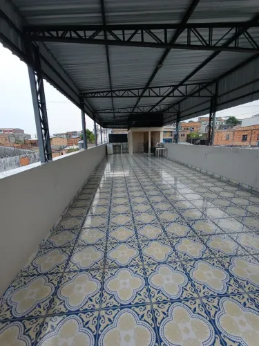 //Prédio com 8 apartamentos e área de serviço no Japiim