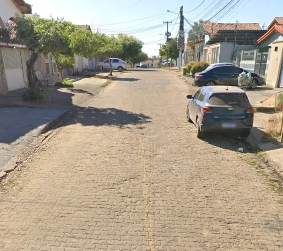 Aluga-se 3 quartos c/ou s/ MOBILIA ( sendo 2 suítes) com garagem ( 3 carros).