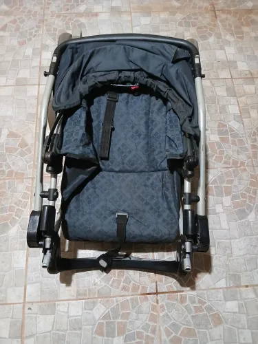 Carinho de bebê e bebê conforto Burigotto